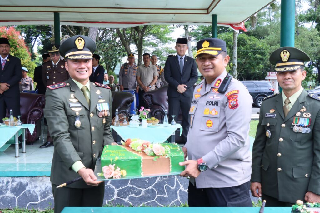 Kue Ulang Tahun dan Nasi Tumpeng Berjejer Pada Perayaan HUT TNI ke 79 di Markas Yonif 131/Brs Payakumbuh