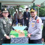 Kue Ulang Tahun dan Nasi Tumpeng Berjejer Pada Perayaan HUT TNI ke 79 di Markas Yonif 131/Brs Payakumbuh
