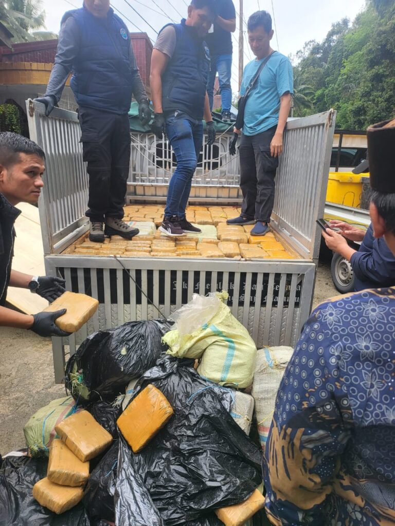 BNN Propinsi Sumatera Barat Berhasil Menyita Sebanyak 500 kilogram ganja kering dari sebuah minibus Amankan Empat Tersangka