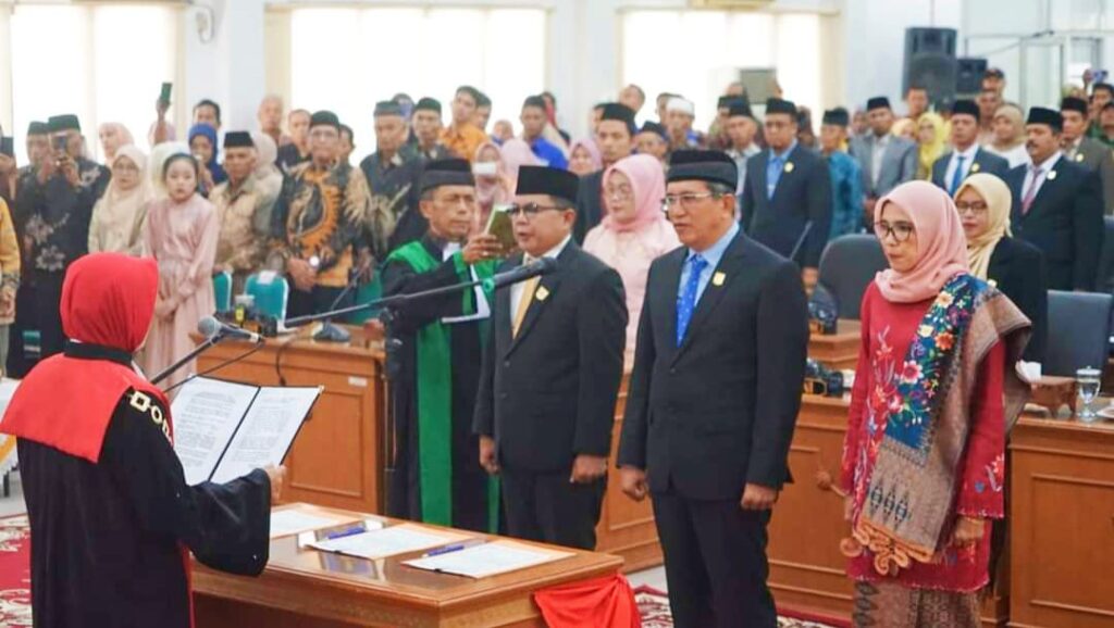 Pimpinan Dewan Perwakilan Rakyat Daerah (DPRD) Kabupaten Tanah Diambil Sumpah dan Janjinya