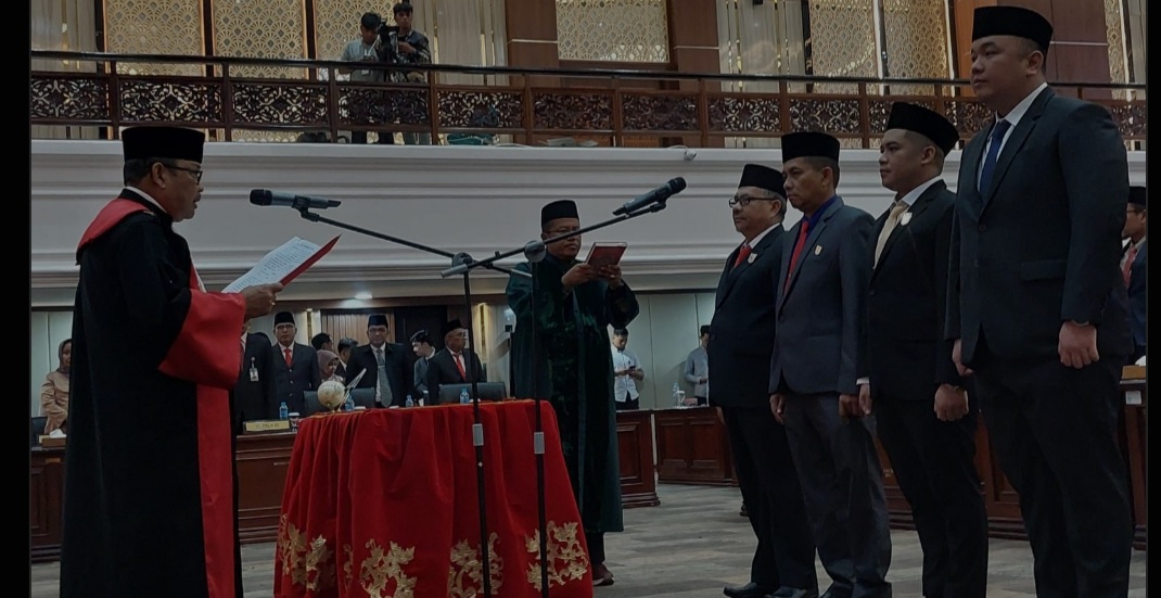 Hari ini Perangkat Pimpinan DPRD SUMBAR dilantik