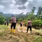 Polres Payakumbuh Terjunkan Personil Bangun Jembatan Darurat Pasca Bencana Alam Banjir di Nagari Pauh Sangik