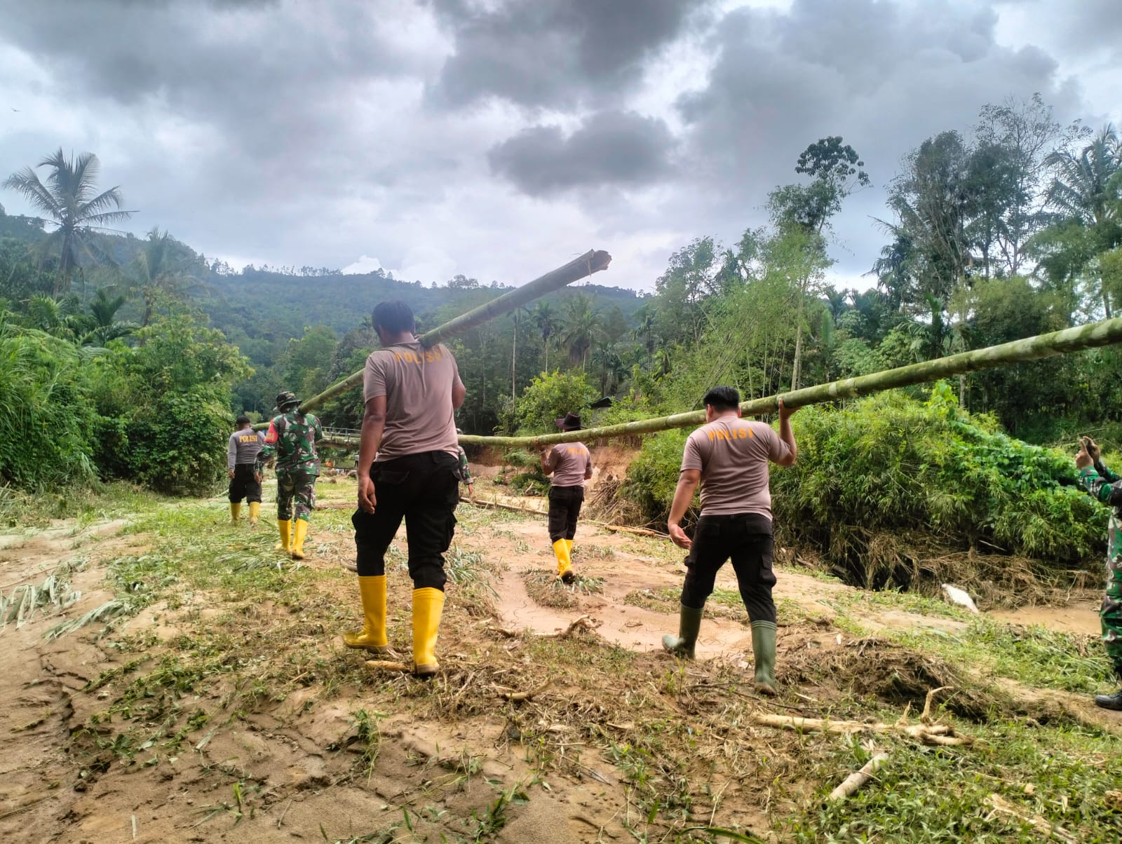 Polres Payakumbuh Terjunkan Personil Bangun Jembatan Darurat Pasca Bencana Alam Banjir di Nagari Pauh Sangik