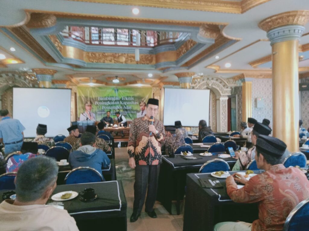 Bertempat Di Hotel Sultan Buya Asra Faber Hadir Sebagai Narasumber, Dengan Tema Bimbingan Teknis Peningkatan Kapasitas Pemangku Adat