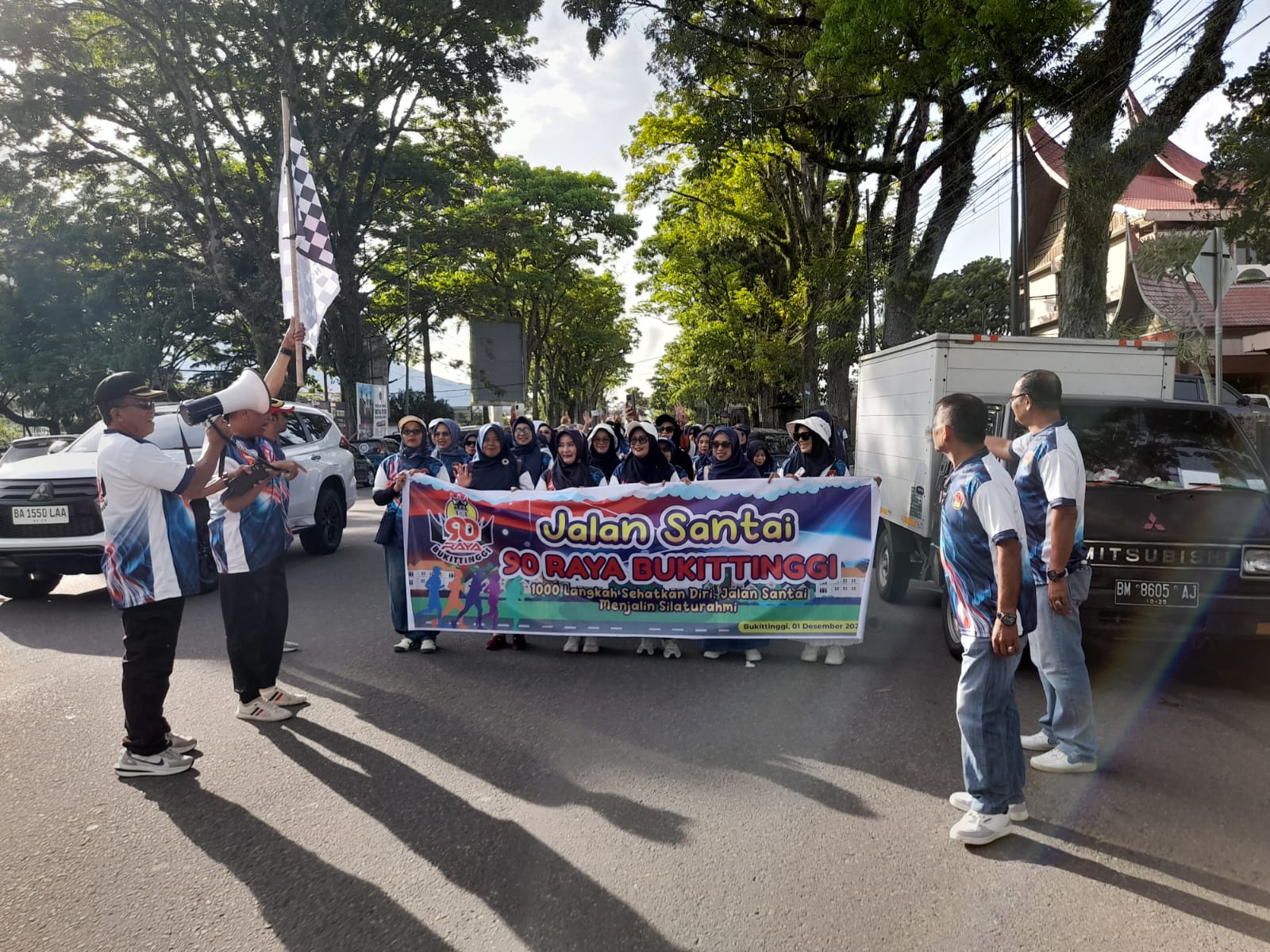 Wakil Walikota Bukittinggi Buya Marfendi ,Buka Acara Jalan Santai Angkatan 90 Yang Berawal Dari Lapang Kantin