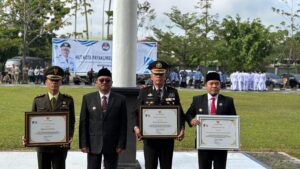 *Kapolres Payakumbuh dan Jajaran Terima Dua Penghargaan Saat Upacara Hari Bela Negara ke 76*  Payakumbuh,-InfoSumbar.24.Com,- Atas Partisiapasi aktif dan kerjasama selama kegiatan pengamanan Pemilu dan Pilkada serentak tahun 2024, Kapolres Payakumbuh AKBP Ricky Ricardo, S.I.K.S.H.M.H diganjar piagam penghargaan oleh Pemerintah Kota Payakumbuh.  Pemberian penghargaan saat Upacara Hari Bela Negara ke 76 yang di laksanakan di Kantor Balaikota Payakumbuh, Rabu (19/12) tersebut diserahkan langsung oleh PJ Walikota Ir. Suprayitno kepada Wakapolres Payakumbuh Kompol Russirwan, S.H.  ” Alhamdulillah kinerja kita terus mendapat apresiasi dari semua pihak, untuk itu hal ini akan menjadi batu lompatan bagi kami (Polres Payakumbuh) untuk terus bertugas dengan baik dan presisi, ” ujar Wakapolres Payakumbuh Kompol Russirwan.  Bukan tanpa alasan, Polres Payakumbuh diketahui semenjak dimulainya tahapan Pemilu medio akhir tahun 2023 lalu hingga selesainya fase pemungutan suara Pilkada serentak Desember 2024 ini, terus bekerja extra berikan pengamanan dalam menjaga marwah demokrasi di Indonesia. Bahkan beberapa aksi penyampaian pendapat di muka umum turut mewarnai pesta demokrasi di Kota Payakumbuh namun seluruhnya dapat di cover dengan baik oleh Polres Payakumbuh dan jajaran yang mana tentunya di bawah kepemimpinan Kapolres AKBP Ricky Ricardo.  ” Kapolres juga mengucapkan terima kasih atas penghargaan yang di berikan, tentunya prestasi ini diraih juga atas kerjasama dengan setiap elemen baik dari pemerintah kota Payakumbuh,  jajaran TNI serta masyarakat Kota Payakumbuh, ” beber Russirwan.  Selain penghargaan atas kinerja pengamanan yang prima terhadap rangkaian Pemilu dan Pilkada serentak, Pemko Payakumbuh juga berikan penghargaan P4GN (Pencegahan dan Pemberantasan Penyalahgunaan dan Peredaran Gelap Narkotika) kepada Polres Payakumbuh.  Hal ini merupakan apresiasi dan  dedikasi Polres Payakumbuh juga kepada Sat Narkoba khususnya yang terus berkontribusi dalam ungkap kasus serta mencegah peredaran narkotika di Payakumbuh. (Jhony.S/hms*)