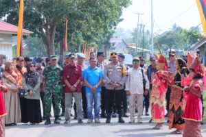 Buka Lomba Pacu Rakit di Piobang, Kapolres Payakumbuh Tebar Puluhan Ribu Bibit Ikan Hingga Sampaikan Pesan Kamtibmas