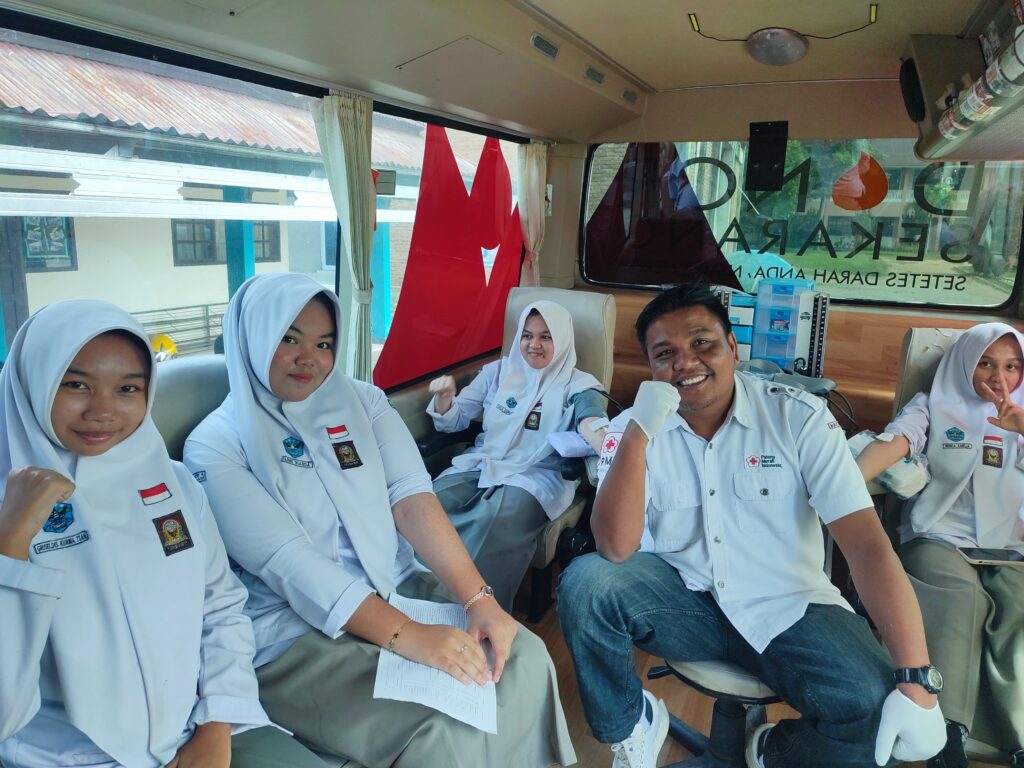 Bentuk kepedulian dan rasa sosial yang tinggi,PMR WIRA SMA Negeri 4 Bukittinggi gelar Donor darah