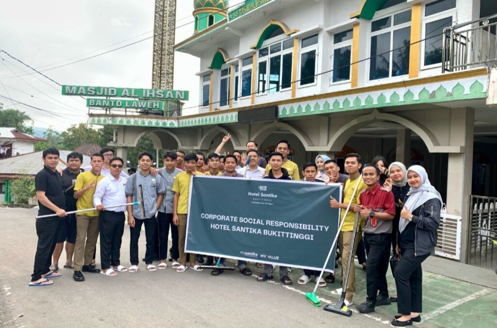 Sambut Ramadhan1446 H, Karyawan Hotel Santika Bukittinggi lakukan General Cleaning Tempat Ibadah