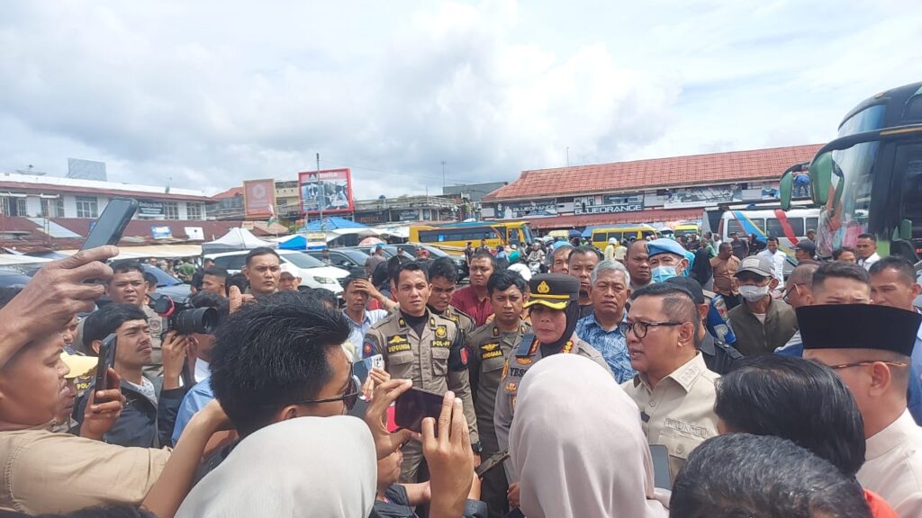 Wako Ramlan kunjungi Terminal Aur,Ramlan “Saya tahu di sini ada ladang yang dibagi bagi,kita tidak ingin menciptakan preman dan Bukittinggi bukan kota premanisme”.