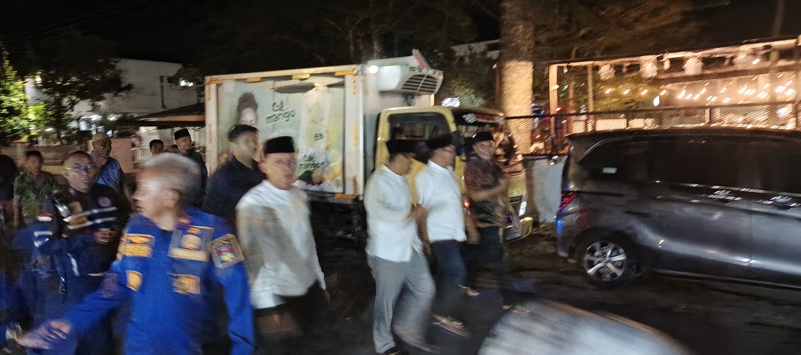 Tidak Diduga-duga,Walikota Bukittinggi, Ramlan Nurmartias Berjalan Kaki Keluar Dari Rumah Dinas