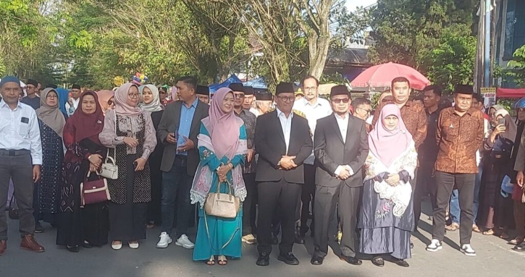 Walikota dan Wakil Walikota Bukittinggi di Sambut Antusias oleh Warga