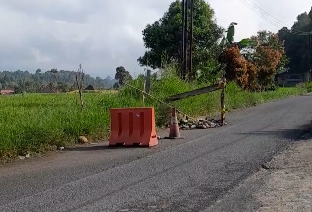 Lobang Besar Menganga Jalan Lintas Matur Hampir 8 Bulan Tidak Ada Respon Dari Pemerintah