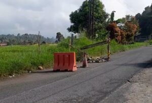 Lobang Besar Menganga Jalan Lintas Matur Hampir 8 Bulan Tidak Ada Respon Dari Pemerintah