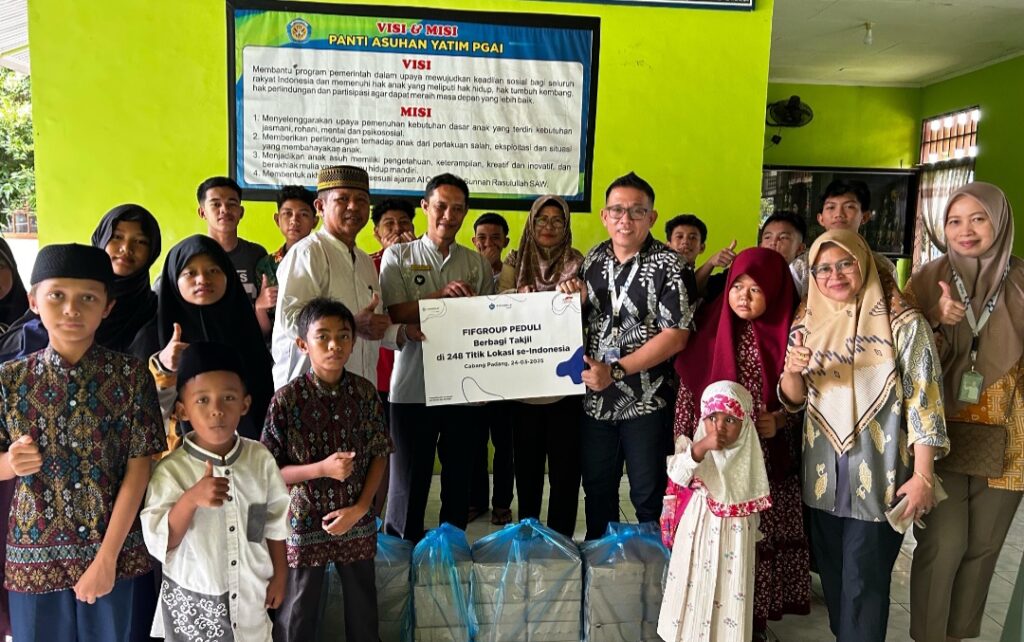 FIF GROUP Peduli, Ramadhan Berkah dengan berbagi Takjil