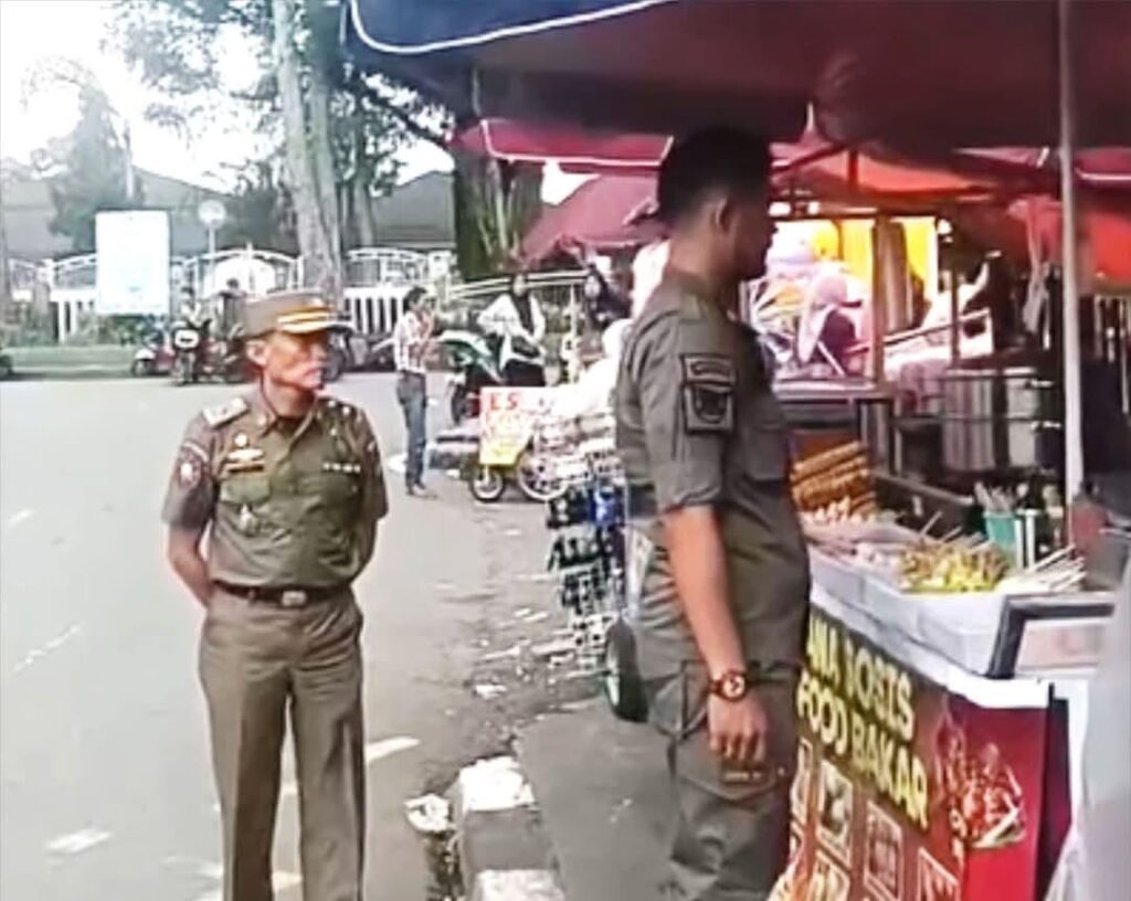 KASAT POL PP himbau Pedagang patuhi PERDA Kota Bukittinggi No.02 Tahun 2024