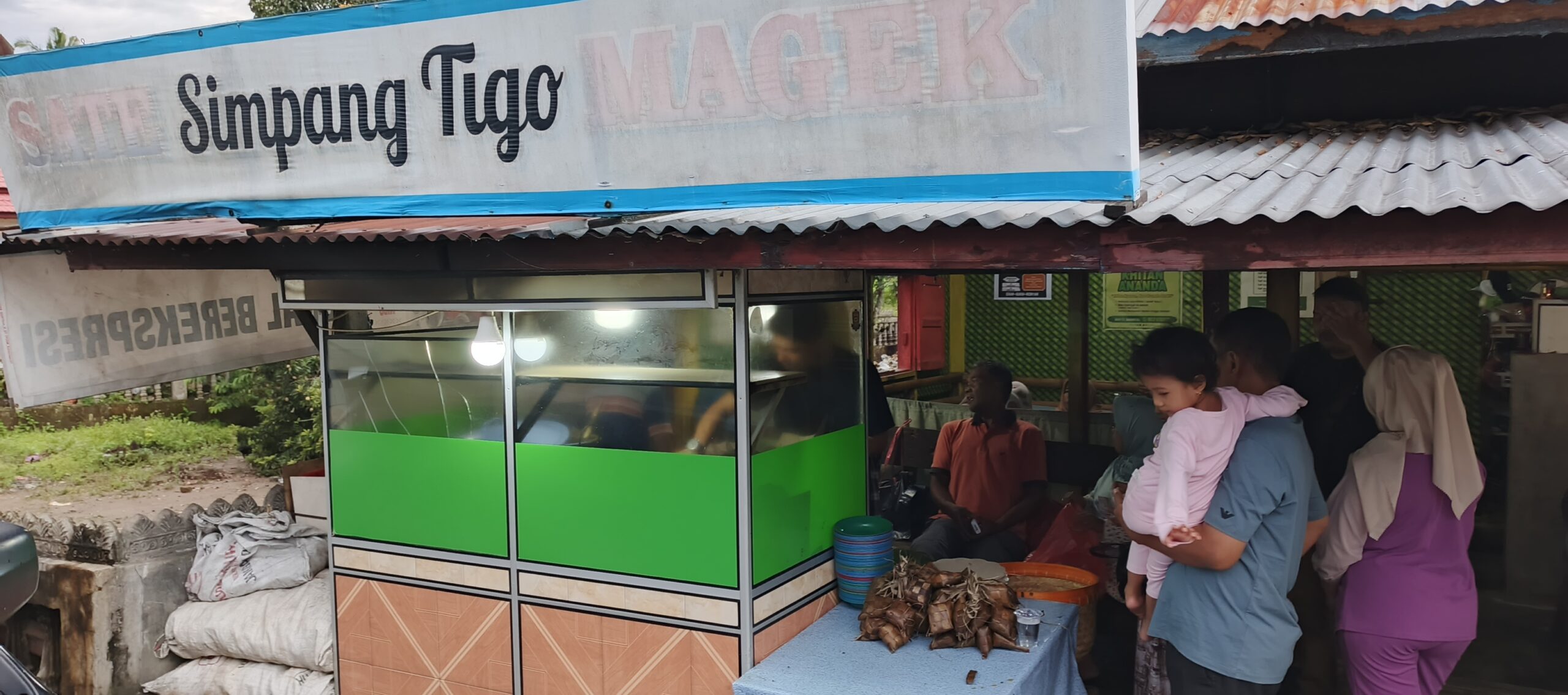 Hangat! Sate Simpang Tigo Magek Kuliner Favorit dan Istimewa Bagi Pemburu “Selera Lidah dan Lambung”