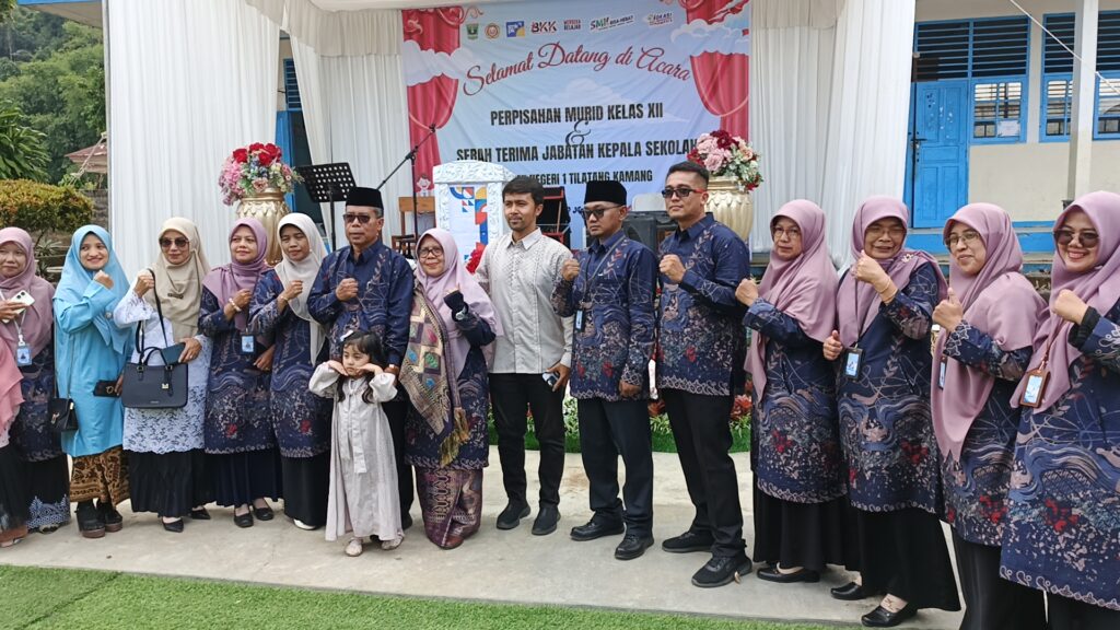 Drs. Roslan, M.Pd. Masuk Purna Bakti, Serahterimakan Jabatan kepala SMKN 1 Tilatang Kamang Kepada Salim, SPd. Dalam Acara Perpisahan Kelas XII dengan Penuh Haru