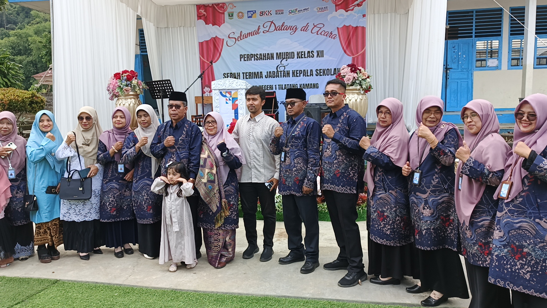 Drs. Roslan, M.Pd. Masuk Purna Bakti, Serahterimakan Jabatan kepala SMKN 1 Tilatang Kamang Kepada Salim, SPd. Dalam Acara Perpisahan Kelas XII dengan Penuh Haru