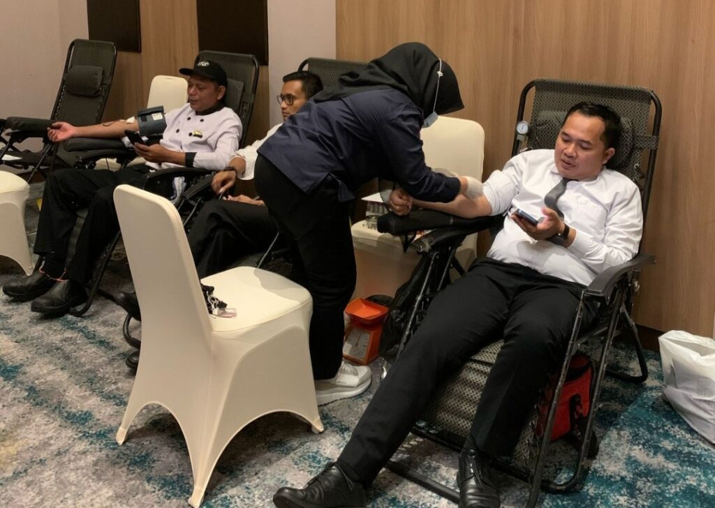 Dengan Tema “ Menjadi Pahlawan Bagi Sesama “, Stakeholder Hotel Santika Mengadakan Donor Darah