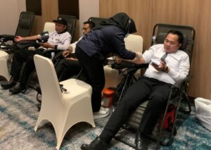 Dengan Tema “ Menjadi Pahlawan Bagi Sesama “, Stakeholder Hotel Santika Mengadakan Donor Darah