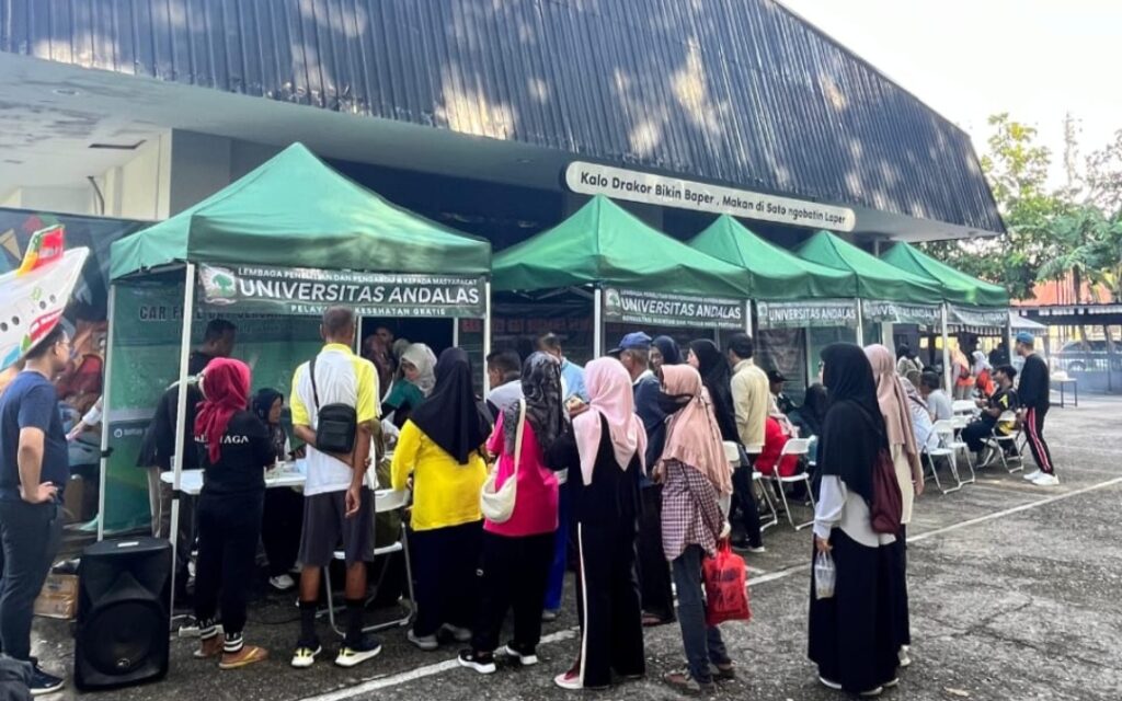 Warga Padang Padati Stand Konsultasi Kesehatan Paru FK Unand di Car Free Day