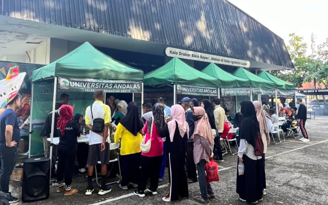 Warga Padang Padati Stand Konsultasi Kesehatan Paru FK Unand di Car Free Day