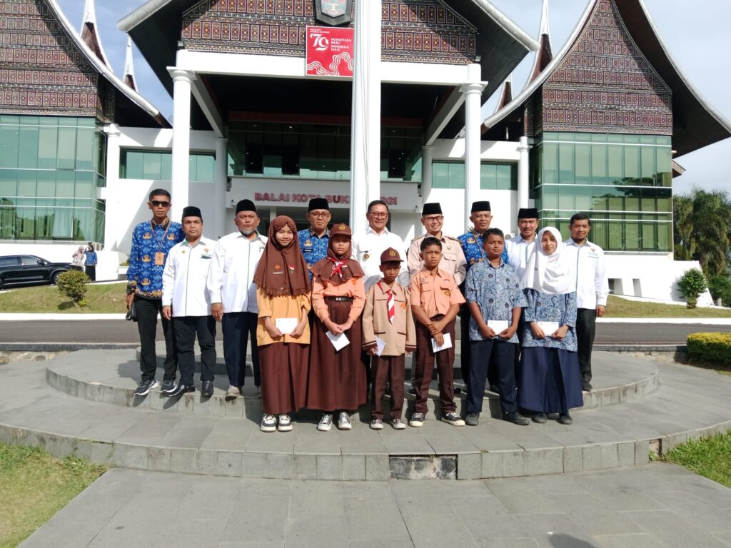 Berkolaborasi Dengan BAZNAS Walikota Bukittinggi H. Ramlan Nurmatias, Menyerahkan Sebanyak 562 Kepada Siswa Kurang Mampu