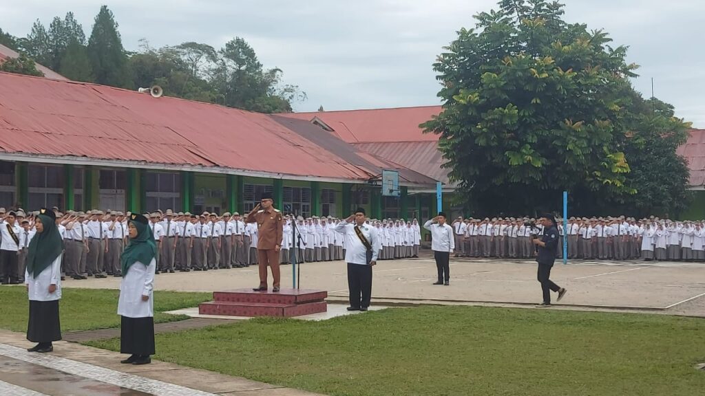 Wakil Walikota Ibnu Asis SP Pembina Upacara MAN 1 Bukittinggi 