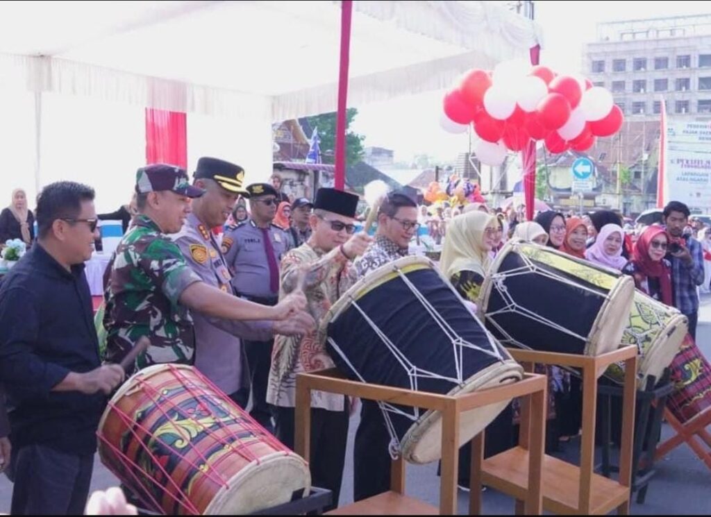 Satu Dari Tiga Kota Pengibar Bendera Pusaka : Kontruksi Ingatan Kolektif Melalui Pawai Alegoris HUT RI Ke-80 Kota Bukittinggi