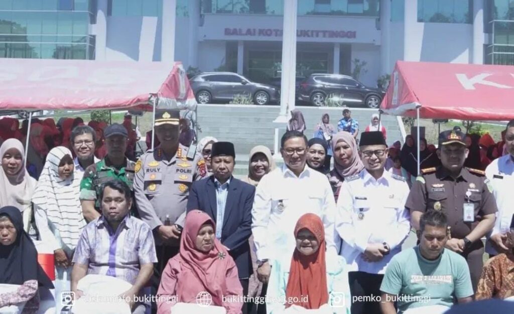 Walikota Bukittinggi Salur Bantuan Paket Sembako Bagi Lansia dan Penyandang Disabilitas
