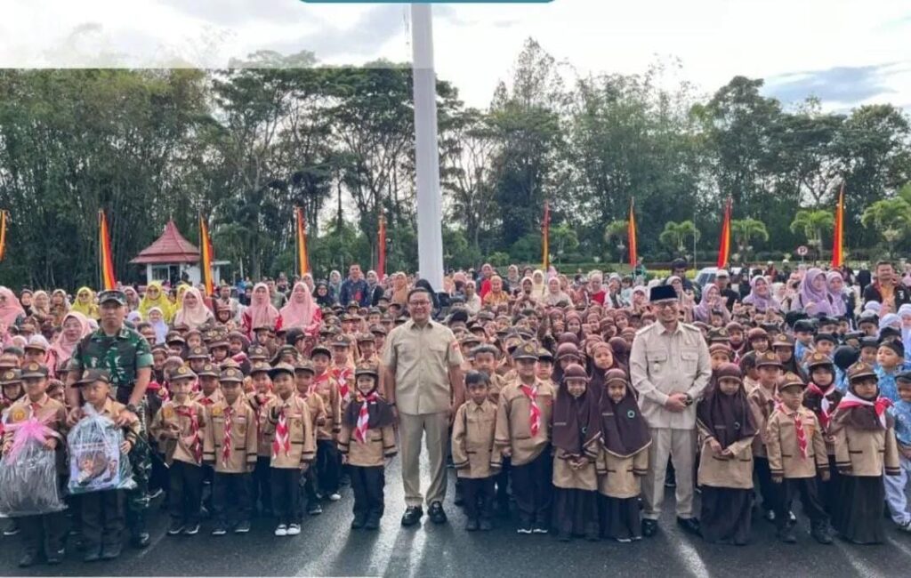 Dari Komitmen Ke Implementasi, Wako Ramlan Serahkan Bantuan Perlengkapan Sekolah Gratis Untuk 1.846 Siswa SD se Bukittinggi
