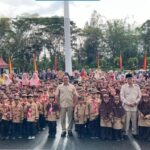 Dari Komitmen Ke Implementasi, Wako Ramlan Serahkan Bantuan Perlengkapan Sekolah Gratis Untuk 1.846 Siswa SD se Bukittinggi