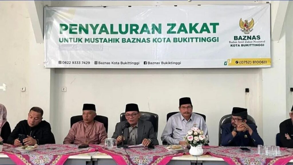 Pemko dan Baznas Bukittinggi Salurkan Rp60 Juta Zakat dan Tekankan Transparansi