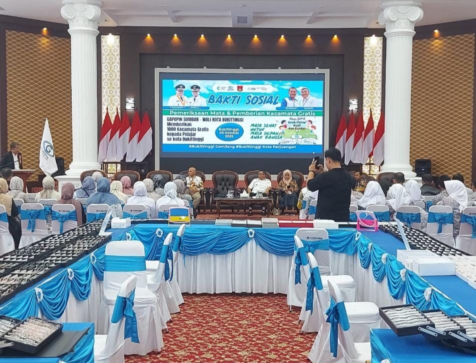 Pemko Bukittinggi Apresiasi Bakti Sosial Gabungan Pengusaha Optik Indonesia ( GAPOPIN), Wako Ramlan Serahkan Langsung 1000 Kacamata Gratis 