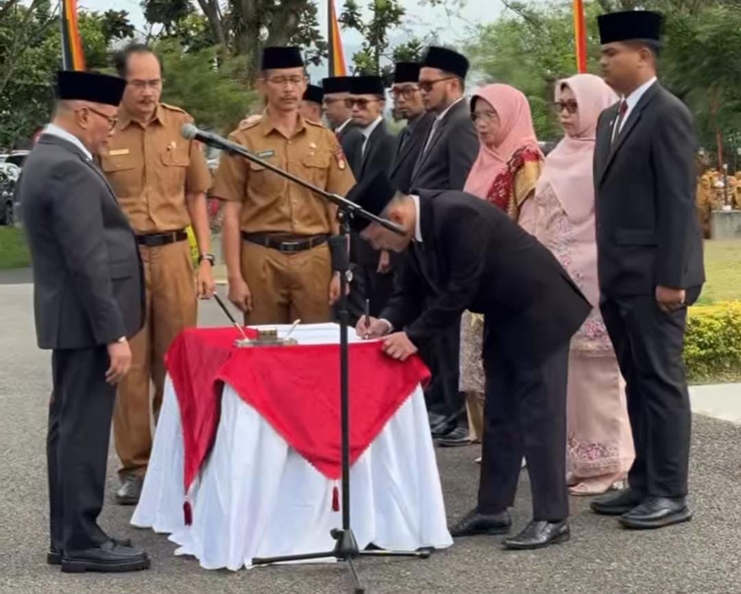 Mutasi dan Rotasi Kembali Bergulir, Wako Ramlan Lantik 19 Pejabat di Lingkungan Pemerintah Kota Bukittinggi