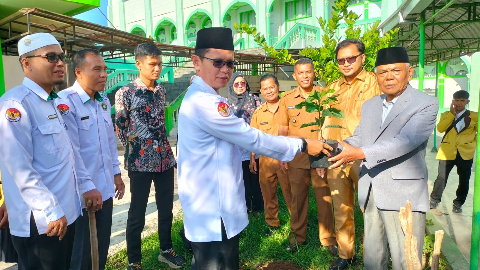 KUA Guguk Panjang Sukses Gelar Program “CATIN NAMPAK”: Calon Pengantin Menanam Berdampak