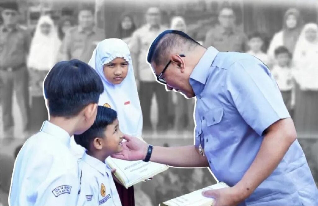 Wako Ramlan Serahkan Bantuan Donasi Siswa se-Kota Bukittinggi untuk Anak Korban Kebakaran di Birugo
