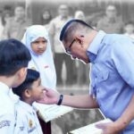 Wako Ramlan Serahkan Bantuan Donasi Siswa se-Kota Bukittinggi untuk Anak Korban Kebakaran di Birugo