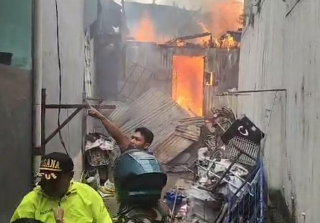 Andi Putra Anggota DPRD Bukittinggi Fraksi NasDem, Berikan Bantuan Cepat untuk Korban Kebakaran di Anak Air Bukittinggi