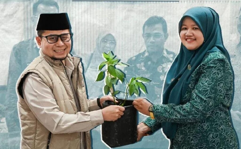 Dorong Ketahanan Pangan, Wawako Ibnu Asis Serahkan 300 Bibit Cabai