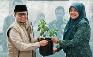 Dorong Ketahanan Pangan, Wawako Ibnu Asis Serahkan 300 Bibit Cabai