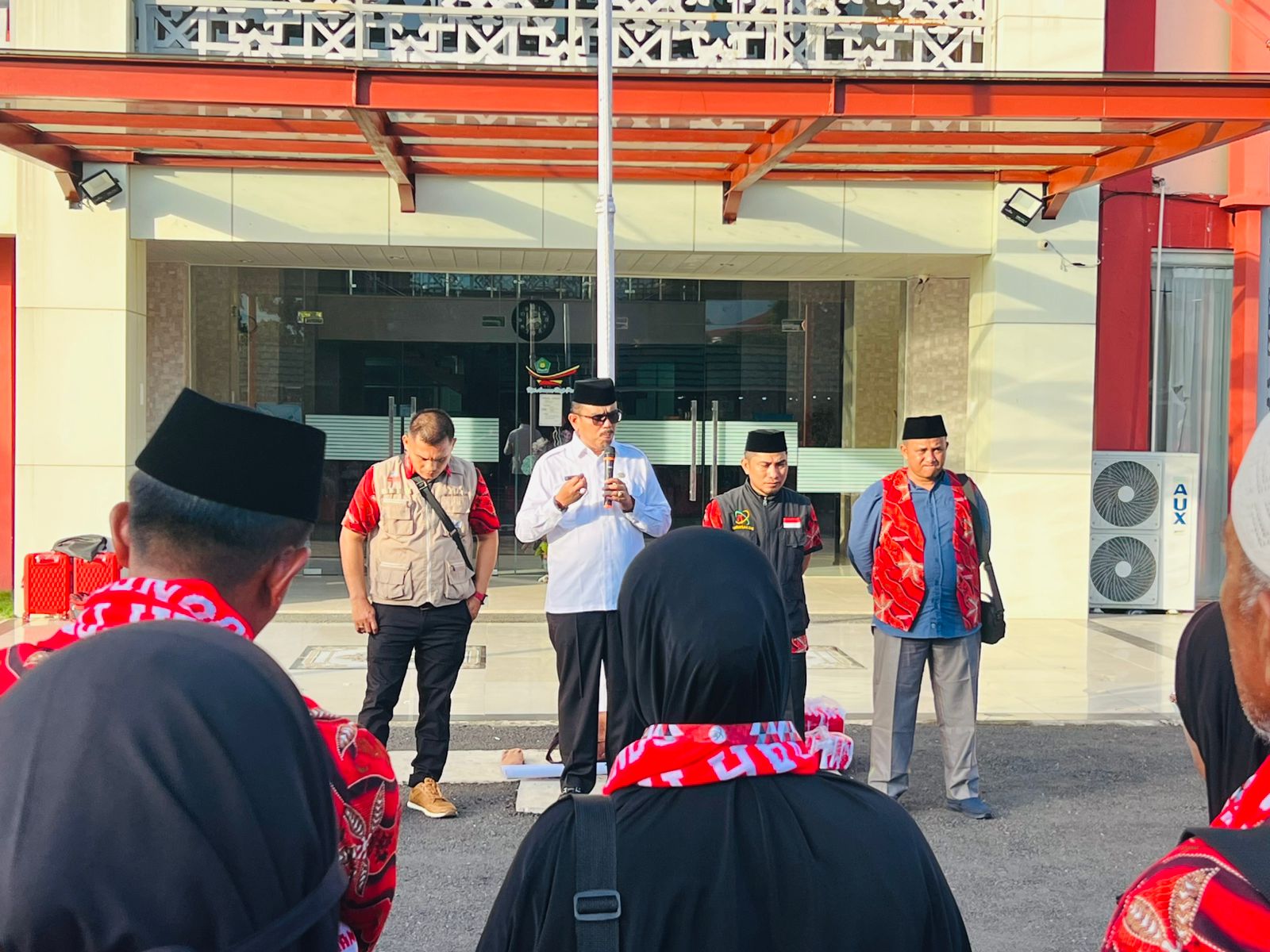 AMANAH UMROH Resmi Berangkatkan 96 Jama’ah ke Tanah Suci