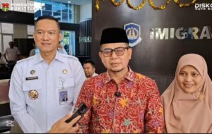 Wawako Ibnu Asis S.TP Costumer Pertama Layanan Imigrasi di MPP Bukittinggi