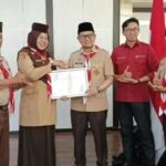 Wawako Ibnu Asis Serahkan Penghargaan kepada Gugus Depan Pramuka Bukittinggi