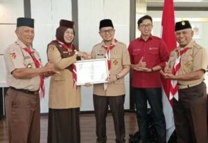 Wawako Ibnu Asis Serahkan Penghargaan kepada Gugus Depan Pramuka Bukittinggi