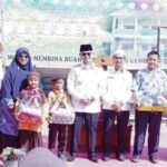 Wawako Ibnu Asis Serahkan Bantuan Seragam Sekolah untuk Siswa SD dan SMP Swasta