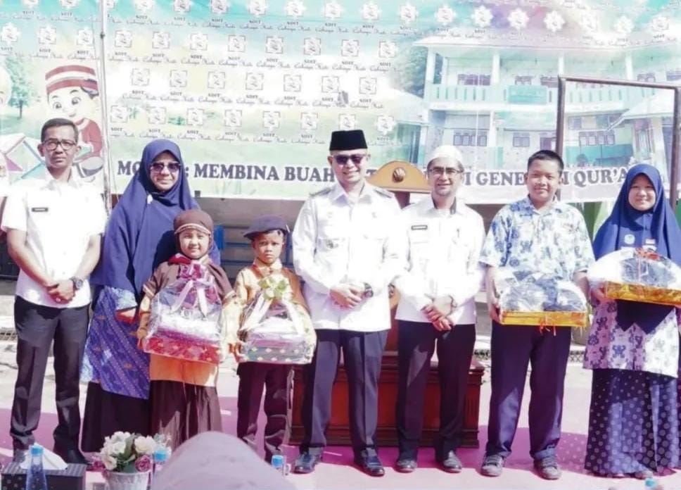 Wawako Ibnu Asis Serahkan Bantuan Seragam Sekolah untuk Siswa SD dan SMP Swasta