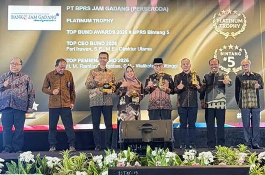 BPRS Jam Gadang Sapu Empat Penghargaan, Kunci Platinum Trophy TOP BUMD 2026
