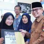 Wakil Wali Kota Ibnu Asis Serahkan Bantuan untuk Pelajar dan Guru Korban Kebakaran di Bukittinggi